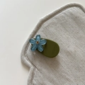 Nahaufnahme von blauer Blumen-Haarspange mit Strassstein und olivgrüner Basis - Blaue Blume Grüner Clip