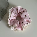 Nahaufnahme von rosa kariertem Haargummi mit Kirschdrucken und weißer Spitzenstickerei - Rosa Kariert Kirsche