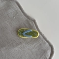 Detailansicht einer grünen Haarspange aus Acetat in Form einer süßen Sommer-Flip-Flop-Sandale - Blauer Riemen Grüne Basis Flip-Flop Haarspange