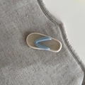 Kreative hellblaue Flip-Flop Haarklammer aus Acetat für sommerliche Frisuren und Urlaub - Blauer Riemen Weiße Basis Flip-Flop Haarspange