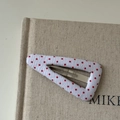 Dettaglio di un fermaglio per capelli bianco a pois rossi sulla copertina di un libro - 3# Bianco Rosso Pois Fermaglio a Triangolo