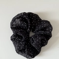 Klassisches schwarzes Satin-Haargummi mit weißen Punkten für elegante Frisuren - Schwarzer Polka Dot