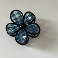 Minimalistische blauwe geruite bloem haarklem met zwarte randen voor vrouwen - Bloemvorm (Blauw en Wit Gingham)