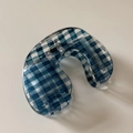 Detail van een blauw-wit geruite haarklem van acetaat met een uniek U-vormig ontwerp - U-Vorm (Blauw en Wit Gingham)