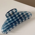 Detail van blauw-wit geruite haarklem met een glanzende en gladde afwerking - Boogvorm (Blauw en Wit Gingham)