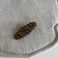 Fermaglio per capelli traforato con petali neri e accenti in cristallo bianco su lino - Fermaglio Cachi con Fiori Neri