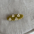 Dettaglio del fermaglio verde oliva con fiori di resina bianca e cristalli - Fermaglio Verde con Fiori Bianchi