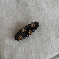 Dettaglio della clip per capelli a fiori con strass scintillanti e finitura in resina - Fermaglio Nero con Fiori Cachi