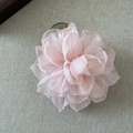 Détail d'une pince à cheveux rose en mousseline avec des pétales multicouches - Rose