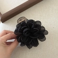 Détail de la pince à cheveux rose noire en tissu avec couches 3D et ressort métallique solide - Noir