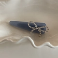 Dettaglio del fermaglio blu per capelli con fiocco di zirconi su vassoio ceramico - Fermaglio Triangolare Blu Con Fiocco / Blu