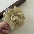 Détail de la pince à cheveux rose en tissu multicouche avec base en résine - Vert