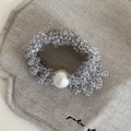 Detalle de coletero de malla con estampado de leopardo y gran perla sobre lino gris - Blanco Con Lunares Negros (1#白色黑波点蕾丝珍珠发绳)