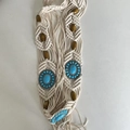 Cintura bohémien in macramè intrecciata a mano con pietre turchesi e perline di legno - Catenina da Vita Accessorio Blu Grande Bianco Sporco