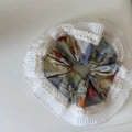 Florales Haargummi mit weißem Spitzenrand und Metallkreuz-Anhänger im Vintage-Stil - Spitzen Blumendruck Haargummi
