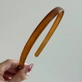 Diadema minimalista verde gelatina con dientes antideslizantes para un peinado seguro - Carey Transparente