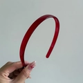 Detalle de una diadema roja brillante con dientes antideslizantes para sujeción firme - Caramelo Transparente