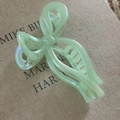 Pale green pearlescent ribbon bow hair claw clip made of iridescent resin material - Transparent Green