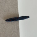 Dettaglio del fermaglio per capelli blu denim a pois rossi su uno sfondo bicolore pulito - Stile a Barra Lunga Ondulata / Blu Denim a Pois Rossi