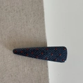 Vista dettagliata di un fermaglio per capelli in denim con pois rossi su sfondo lino - Stile a Goccia Triangolare / Blu Denim a Pois Rossi
