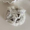 Detail eines böhmischen Spitzen-Scrunchies mit blauem Blumendruck und Netzschichten - Beige Blumen Weiß Spitze Scrunchie