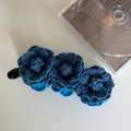 Pince à cheveux banane avec roses en jean bleu pour coiffure queue de cheval - Petite Pince à Trois Fleurs / Petite Pince de Base