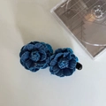 Barrette banane à fleurs de rose en denim bleu marine avec camélias 3D en tissu - Petite Pince à Deux Fleurs / Petite Pince de Base