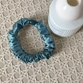 Scrunchie francese blu pavone in seta di ghiaccio con elegante fibbia decorativa in resina - Increspato / Blu lago