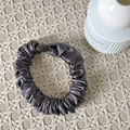 Elastico per capelli in raso di seta grigio scuro senza cuciture con trama a pieghe eleganti - Increspato / Kaki