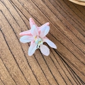Fermaglio per capelli a stella marina rosa con petali e cristallo su sfondo in legno - Rosa
