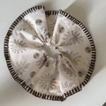 Chouchou boho oversize avec imprimé soleil et bordure marron cousue au point de feston - Blanc Grand Bord Café Chouchou