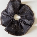 Détail d'un chouchou bohème à motifs floraux et bords avec surpiqûres marron - Noir Grand Bord Café Chouchou
