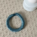 Elastico per capelli blu senza cuciture in seta di ghiaccio con elegante trama satinata - modello base / Blu lago