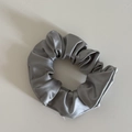 Elastico per capelli in raso argento con design elastico pieghettato e finitura lucida - Grigio