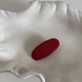 Détail d'une pince à cheveux en tissu rouge sur une assiette en forme de coquillage - Barrette Ovale Rouge Pur (7#)