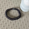 Elastico per capelli caffè scuro con trama satinata e fibbia a cilindro opaca - modello base / Khaki scuro