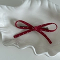 Détail d'un nœud papillon rouge à pois avec pince en métal sur plateau - Grande Barrette Nœud Rouge à Pois Blancs (4#)