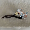 Detail einer Bananenspange mit einem marmorierten Acetat-Hund und funkelnden Strasssteinen - Blau Weiß Textur (4# Blau Weiß Textur Hund Clip)