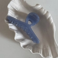 Gros plan d'une pince à cheveux française bleu clair sur une assiette en céramique - Bleu clair