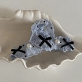 Dettaglio molletta per capelli a pois azzurri con fiocco nero e perla decorativa - Fermaglio a Squalo a Pois Blu Nero