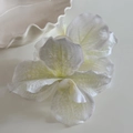 Dettaglio di fermagli per capelli a forma di orchidea bianca con motivi gialli tenui - Molla per Capelli Fiore Bianco Punto Giallo