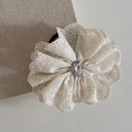Dettaglio dell'elastico per capelli in pizzo crema con cristallo a goccia scintillante - Elastico per Capelli Fiore Bianco
