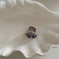 Mini pinza de pelo vintage con cerezas de diamantes azules en un plato de concha - Pinza Marrón Té Cereza Azul