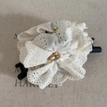 Dettaglio della molletta per capelli in pizzo crema con gemma d'ambra e pendente dorato - Molletta per Capelli Fiore Bianco