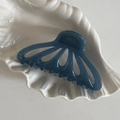 Dettaglio dell'elegante molletta per capelli blu navy a ventaglio su vassoio a conchiglia - Lake Blue Striped