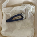 Dettaglio di un fermaglio per capelli in denim blu con un ciondolo a forma di cuore argento - Blu Denim Cuore Argento