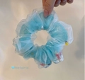 Détail d'un chouchou en organza bleu clair avec perles blanches et petits charmes de poissons - Style Bulle Poisson Rouge / Bleu