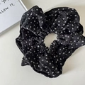 Coletero plisado negro elegante con estampado floral blanco sobre un fondo blanco limpio - Negro con flor blanca