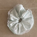 Détail d'un chouchou vert menthe rayé avec bordures en dentelle blanche et coton doux - Chouchou Dentelle Rayé Blanc
