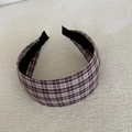 Gros plan d'un bandeau large à carreaux violet-brun avec doublure en tissu noir confortable - Thé au Lait Kaki Blanc Rayé